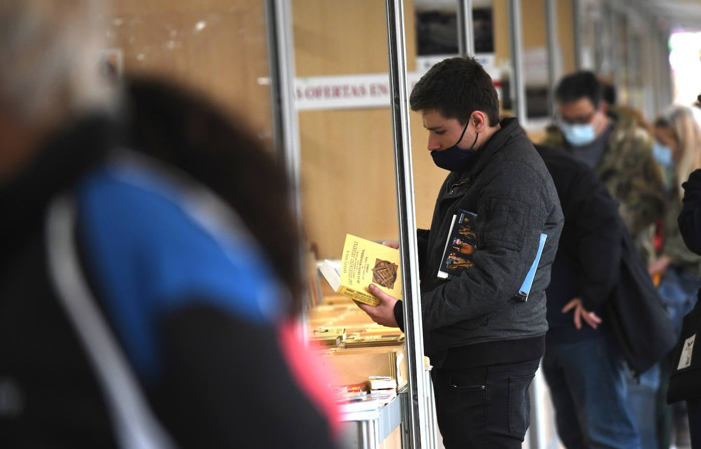 Diferentes puestos de la feria del libro de ocasión. 