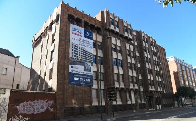 Cartel de viviendas en construcción en Valladolid. 