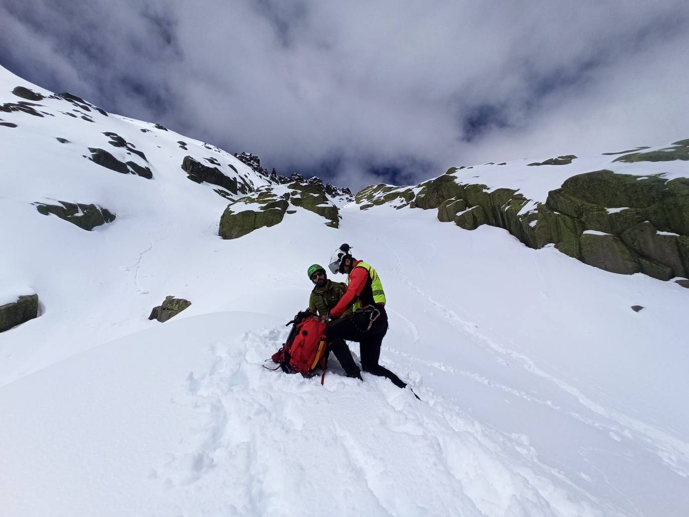 El montañero, durante el rescate.