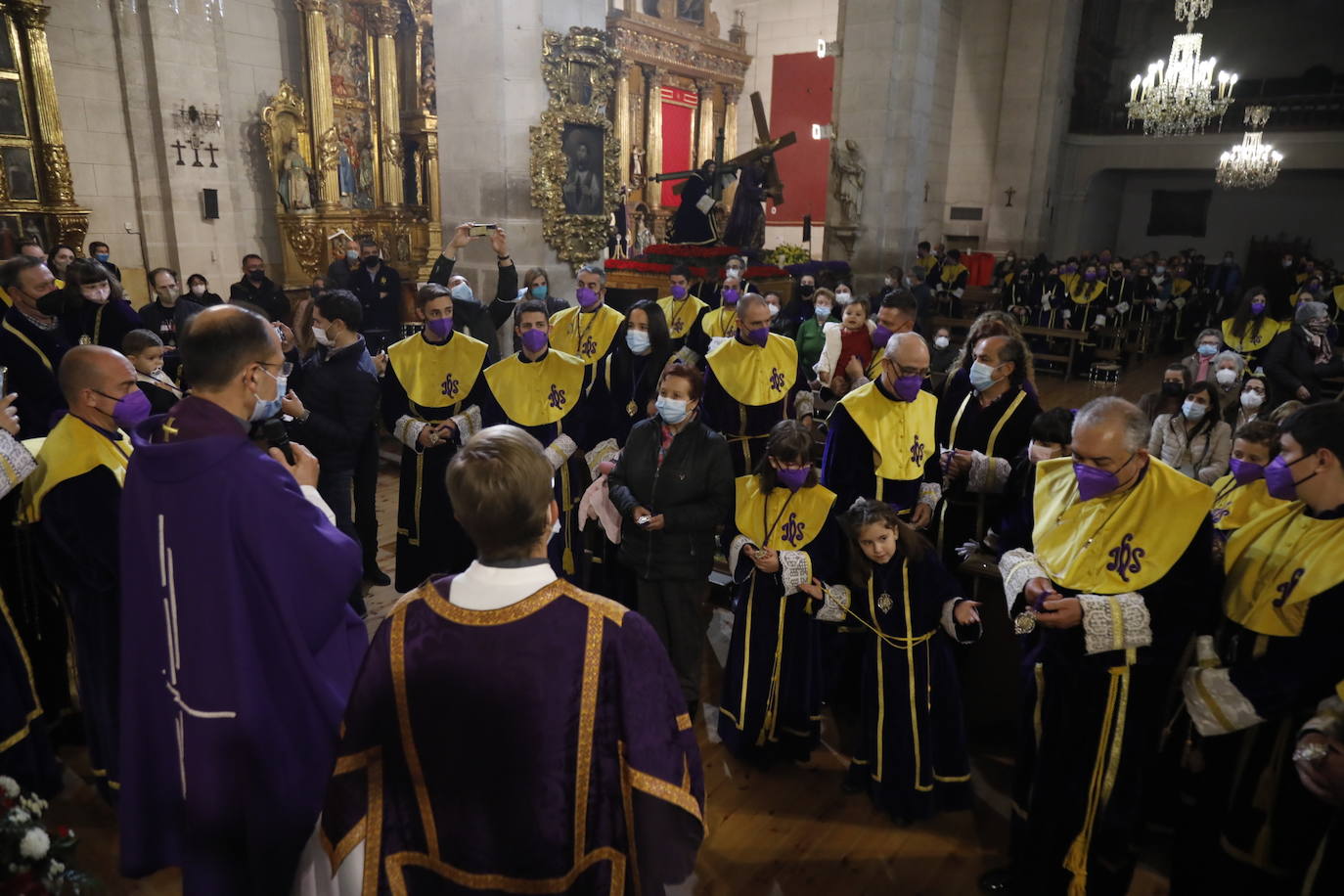 Fotos: Peñafiel se vuelca con la procesión de Nuestro Padre Jesús Nazareno
