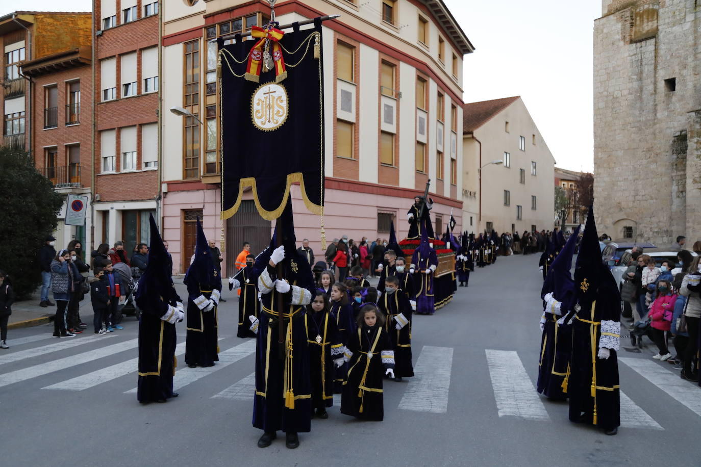 Fotos: Peñafiel se vuelca con la procesión de Nuestro Padre Jesús Nazareno