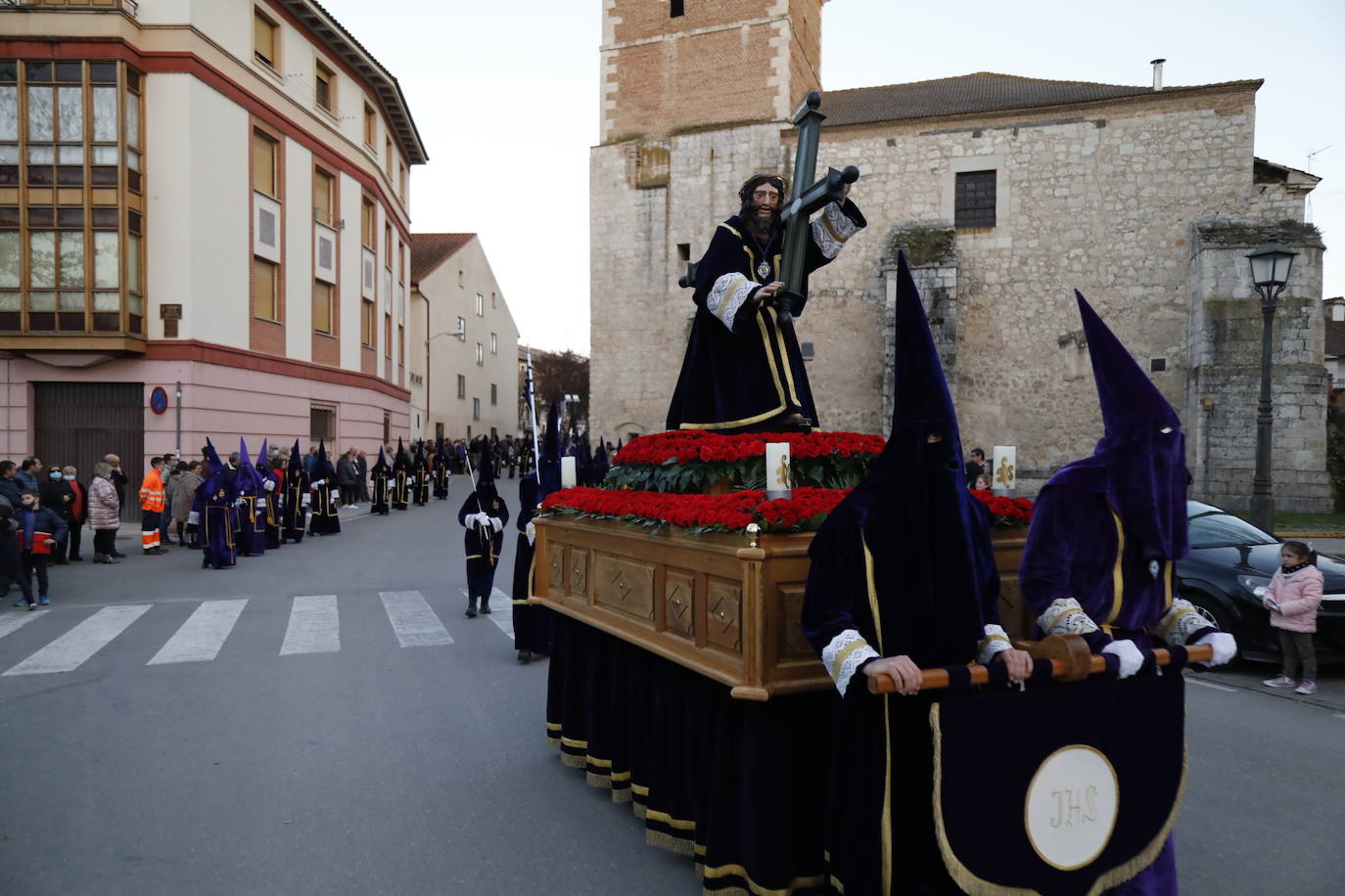 Fotos: Peñafiel se vuelca con la procesión de Nuestro Padre Jesús Nazareno