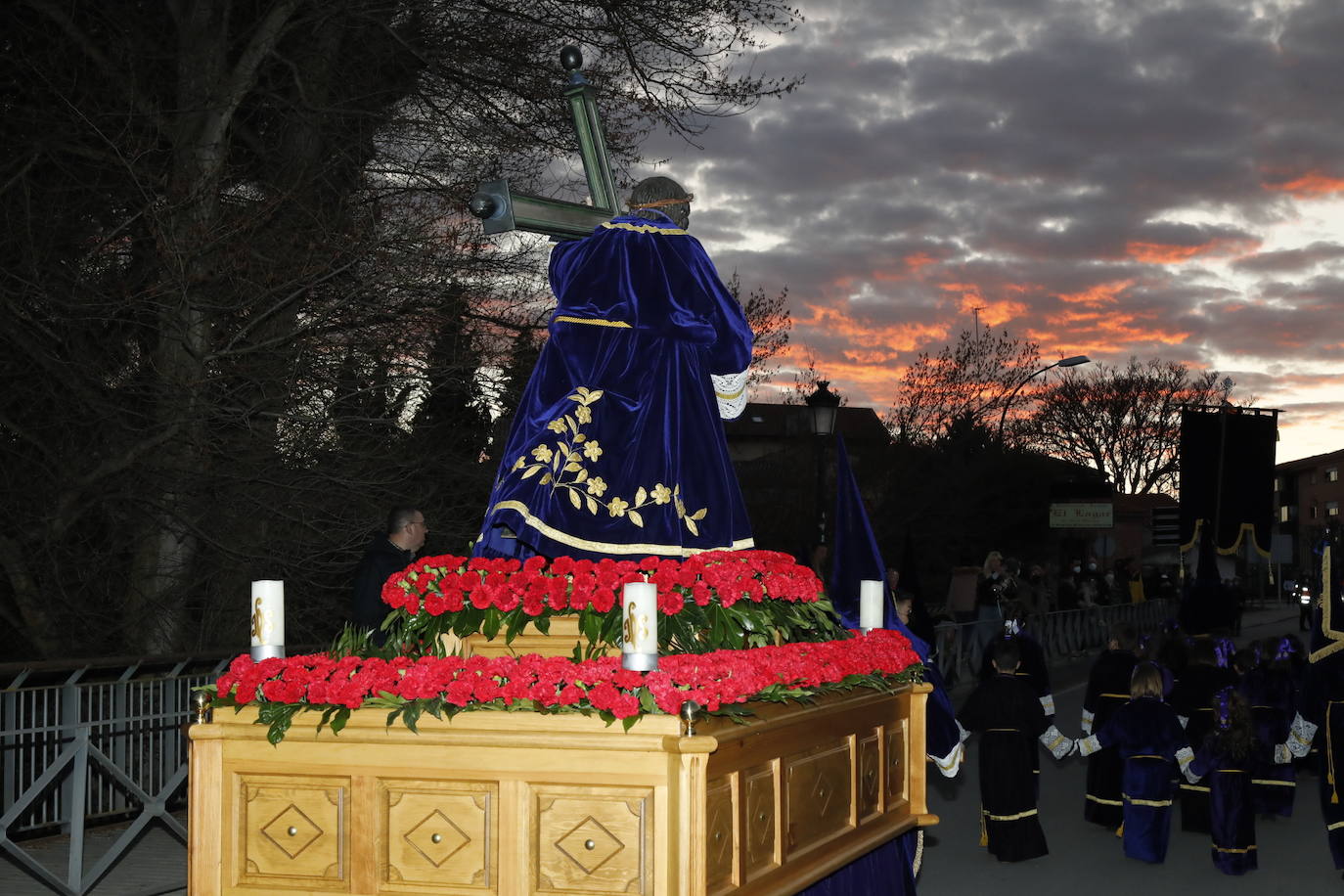 Fotos: Peñafiel se vuelca con la procesión de Nuestro Padre Jesús Nazareno