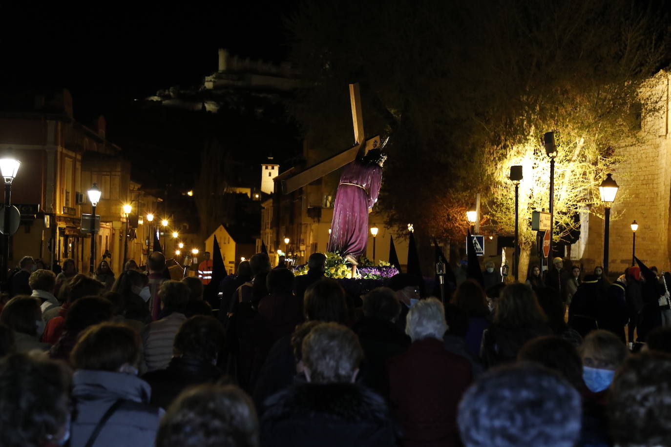 Fotos: Peñafiel se vuelca con la procesión de Nuestro Padre Jesús Nazareno