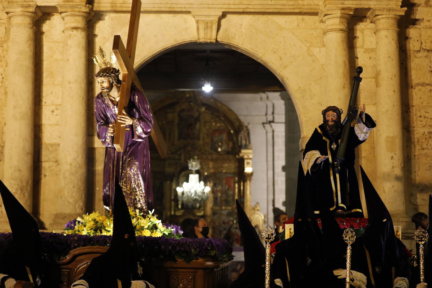 Fotos: Peñafiel se vuelca con la procesión de Nuestro Padre Jesús Nazareno