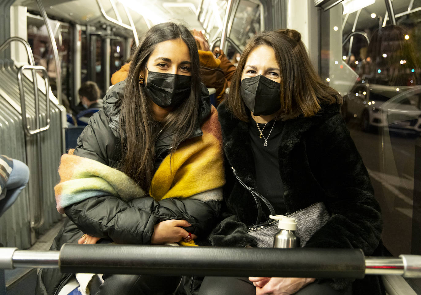 Fotos: Volver de madrugada en el autobús búho de Valladolid