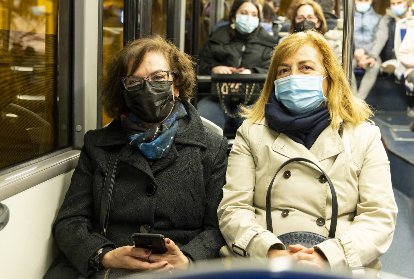 Fotos: Volver de madrugada en el autobús búho de Valladolid