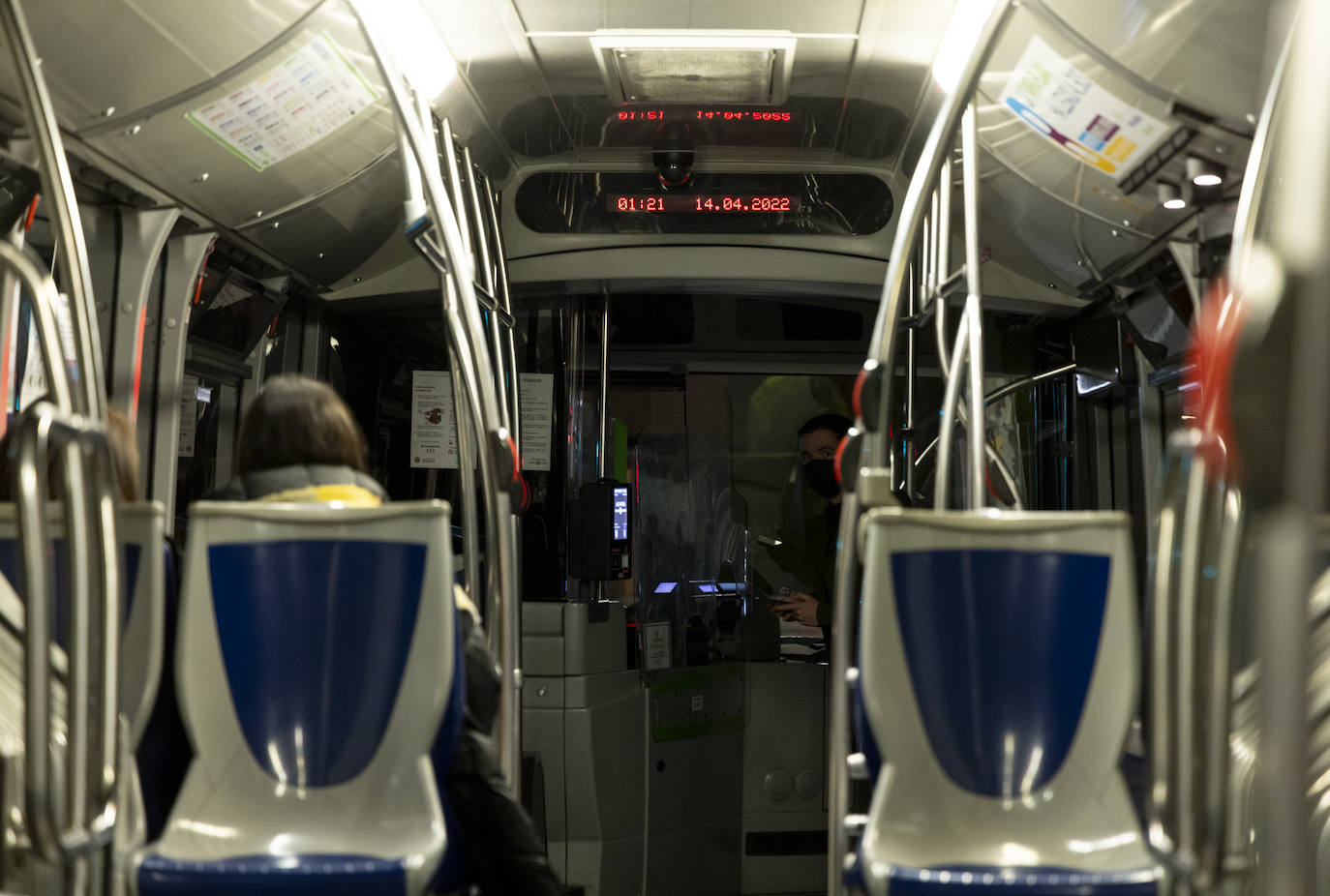 Fotos: Volver de madrugada en el autobús búho de Valladolid