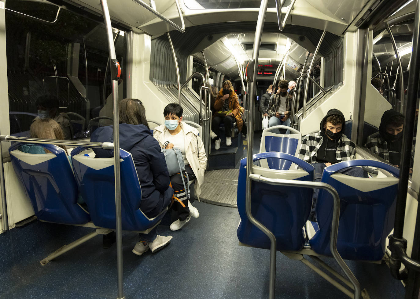 Fotos: Volver de madrugada en el autobús búho de Valladolid