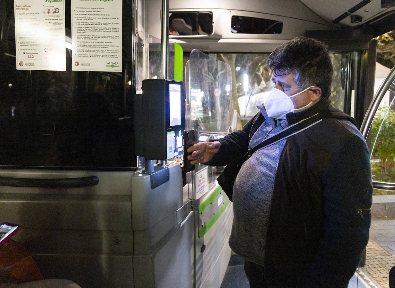 Fotos: Volver de madrugada en el autobús búho de Valladolid