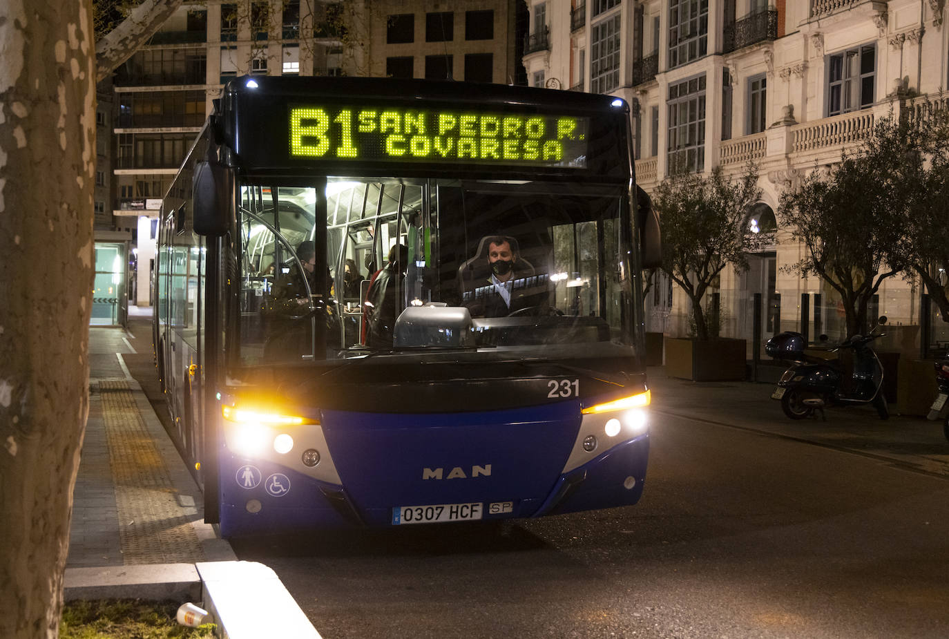 Fotos: Volver de madrugada en el autobús búho de Valladolid