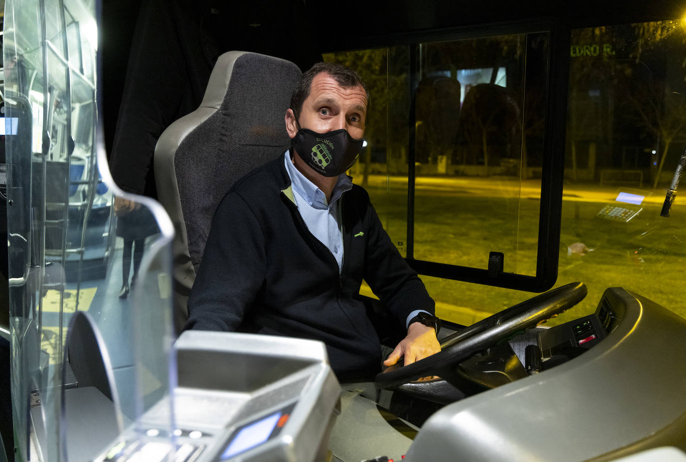 Fotos: Volver de madrugada en el autobús búho de Valladolid