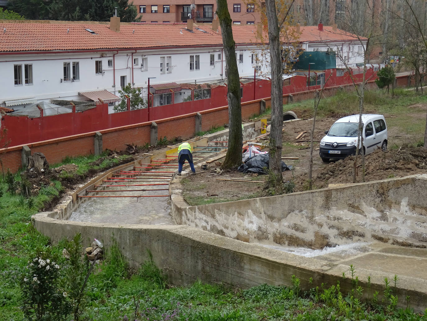 Fotos: Limpieza en la dársena del Canal de Castilla a su paso por Valladolid