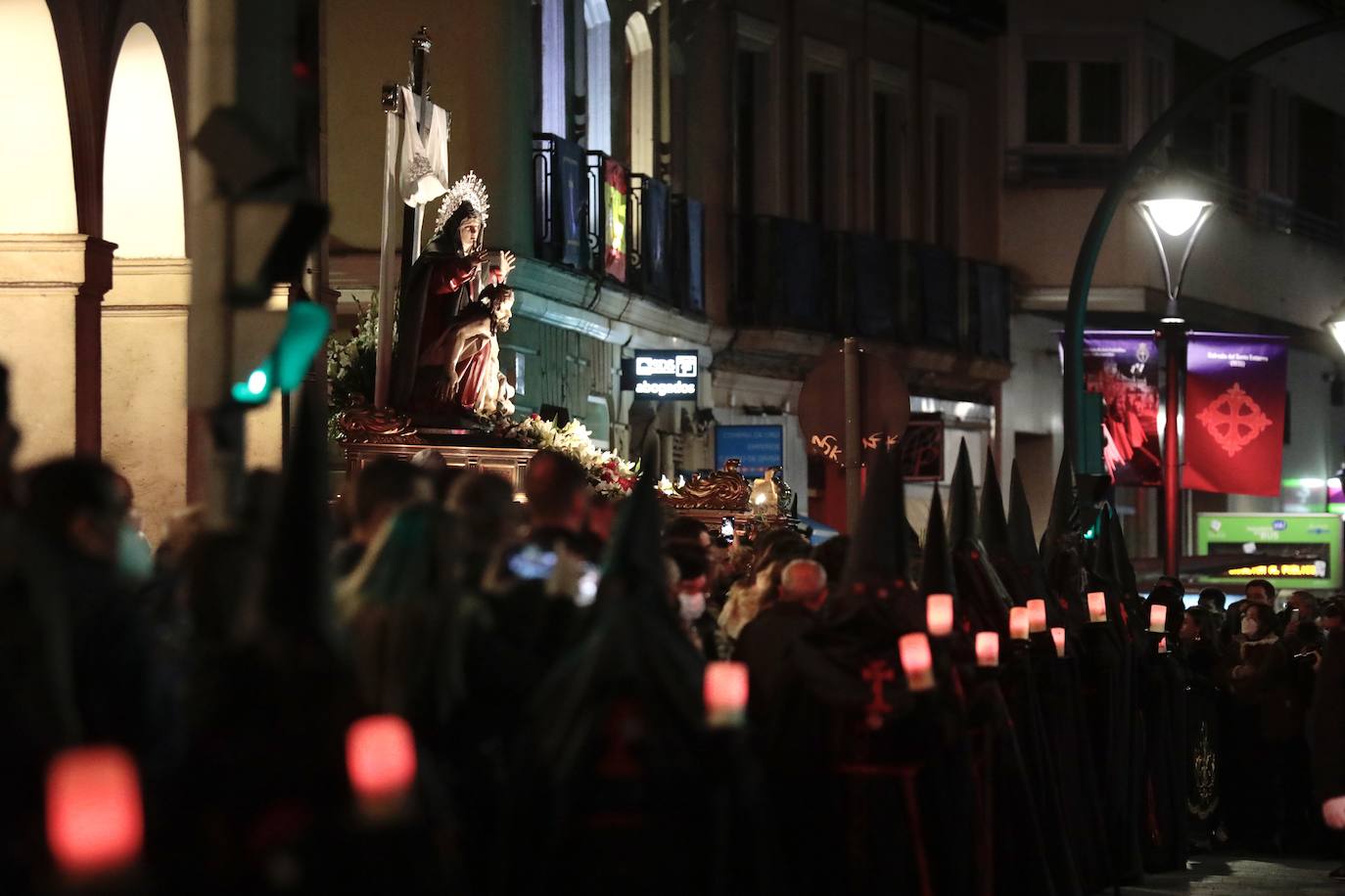 Fotos: Procesión de la Piedad por las calles de Valladolid