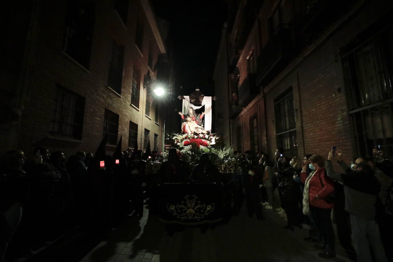 Fotos: Procesión de la Piedad por las calles de Valladolid