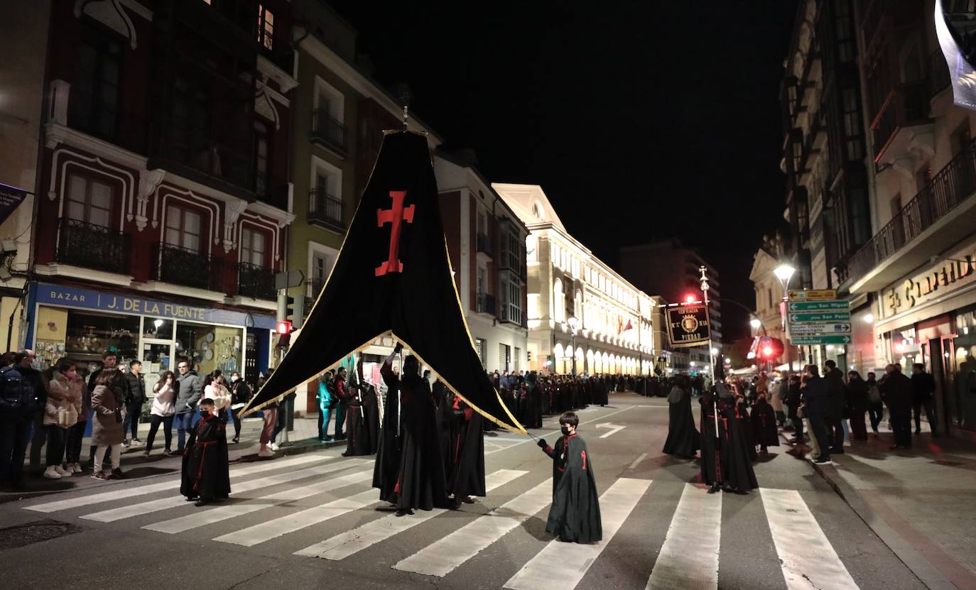 Fotos: Procesión de la Piedad por las calles de Valladolid