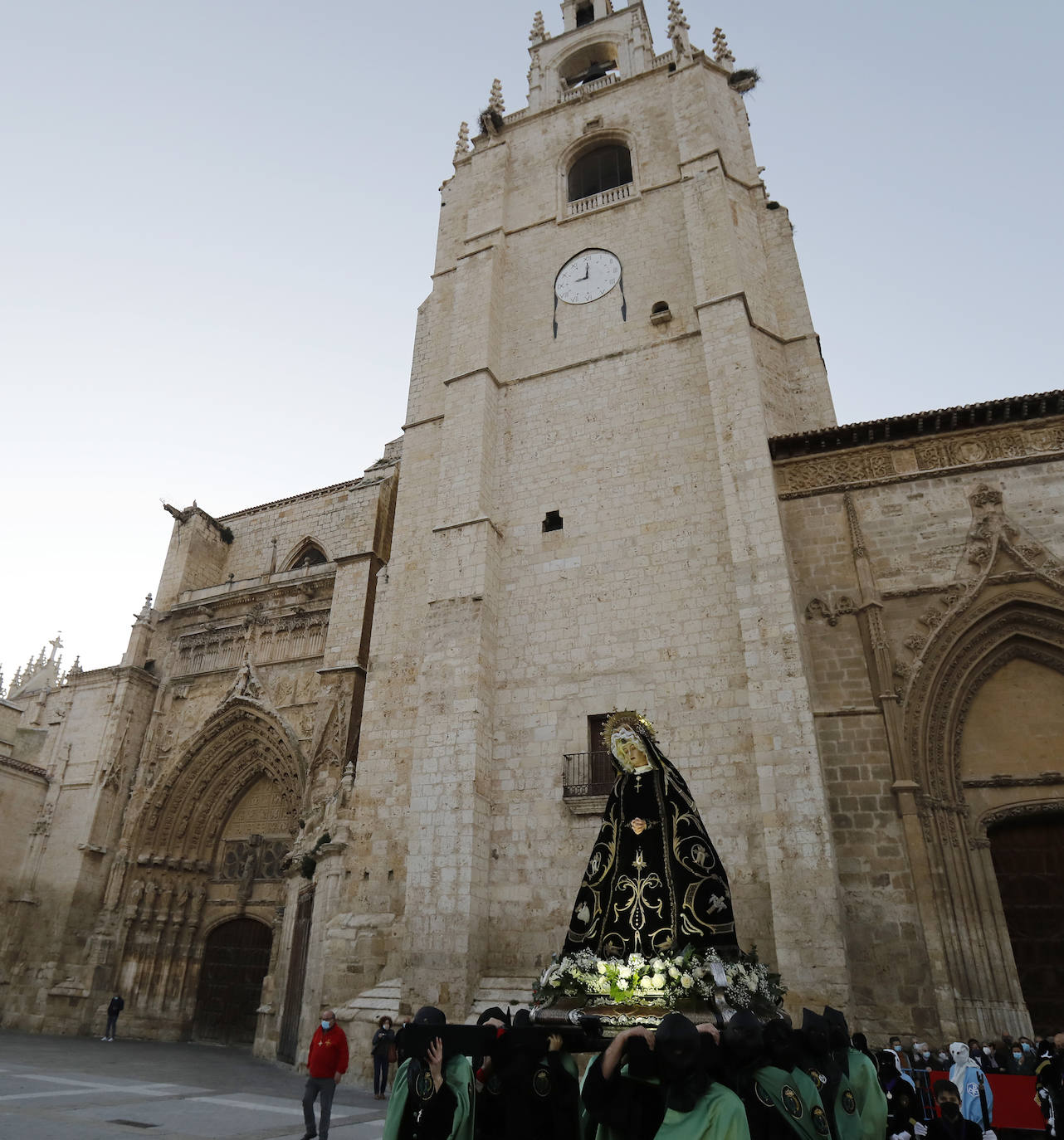 Fotos: Vía Crucis penitencial ante la Catedral de Palencia