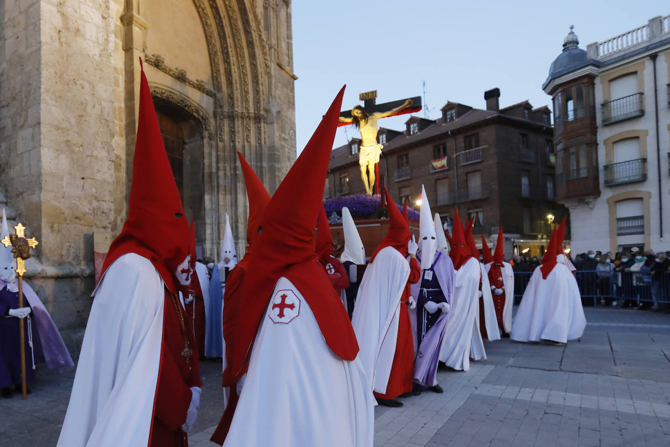 Fotos: Vía Crucis penitencial ante la Catedral de Palencia