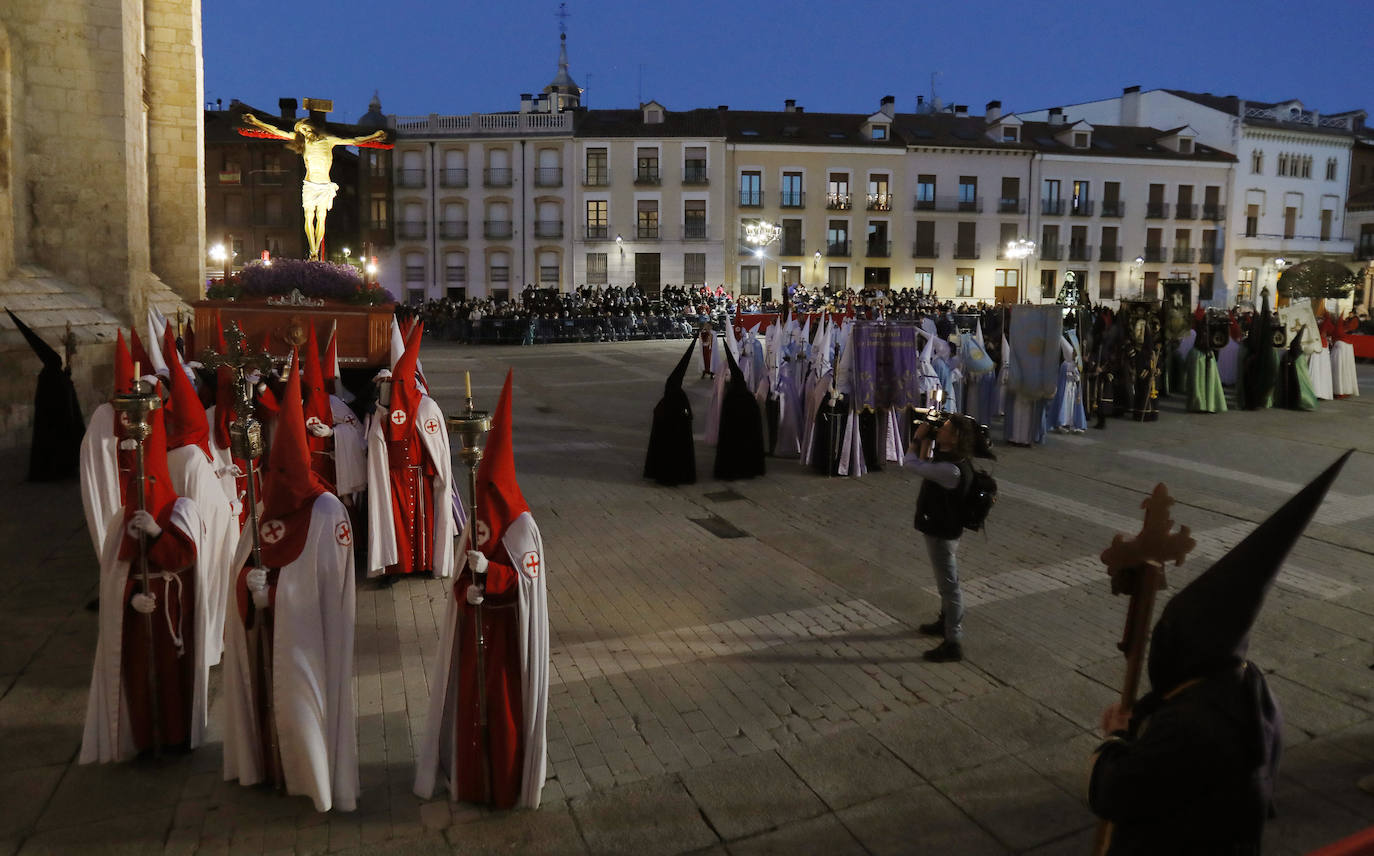 Fotos: Vía Crucis penitencial ante la Catedral de Palencia