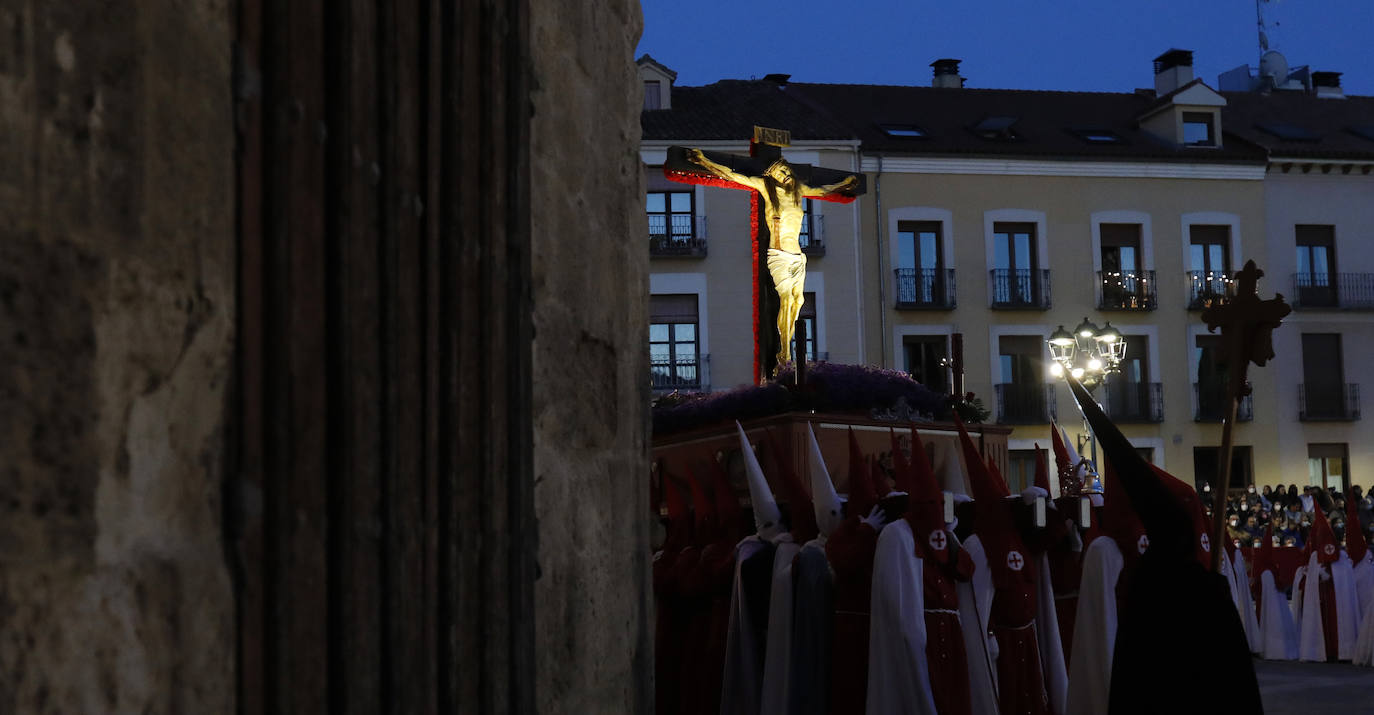 Fotos: Vía Crucis penitencial ante la Catedral de Palencia