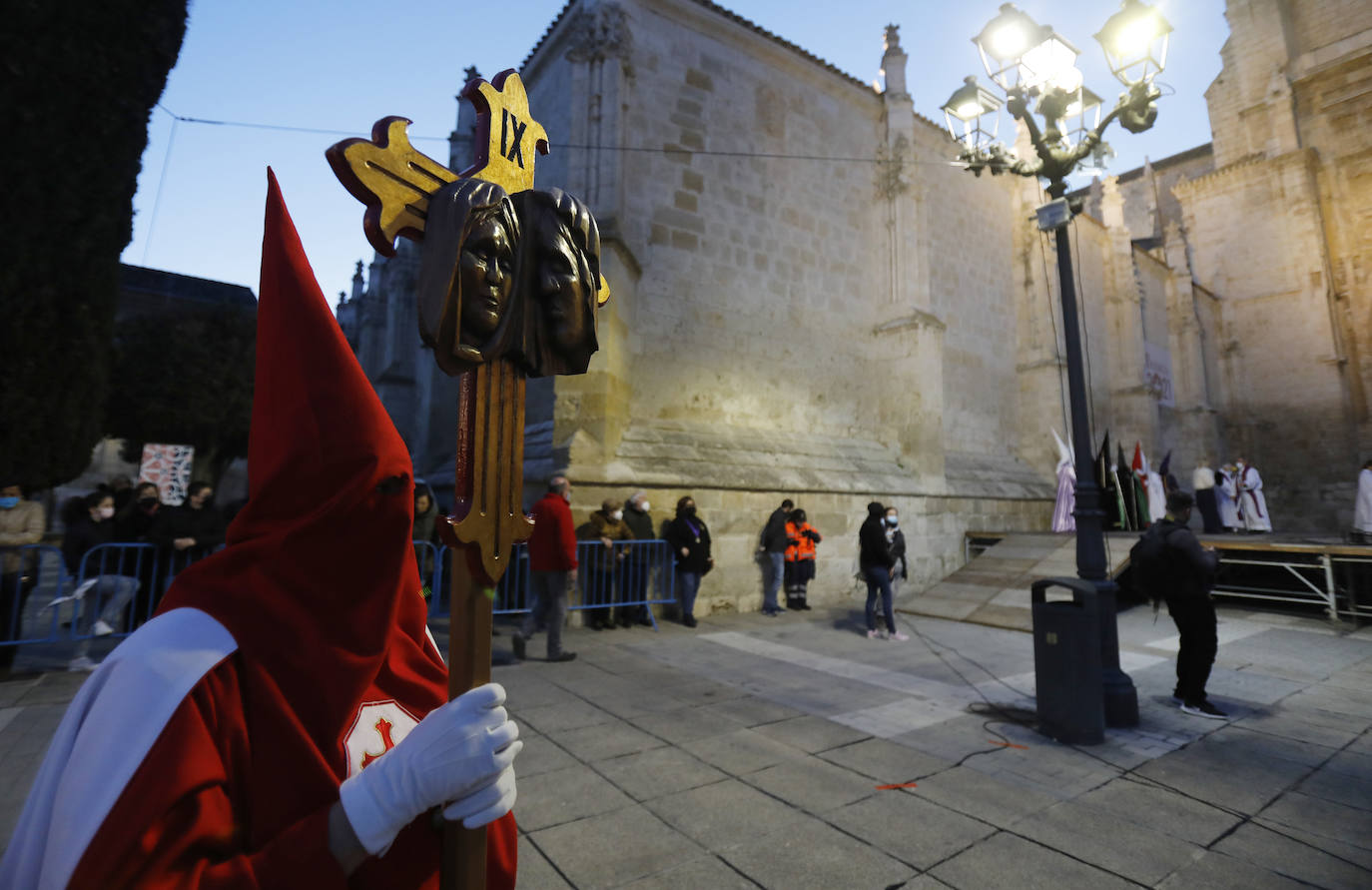 Fotos: Vía Crucis penitencial ante la Catedral de Palencia