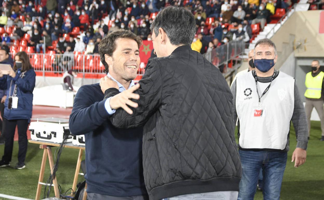 Rubi y Pacheta se saludan en la primera vuelta en Almería. 