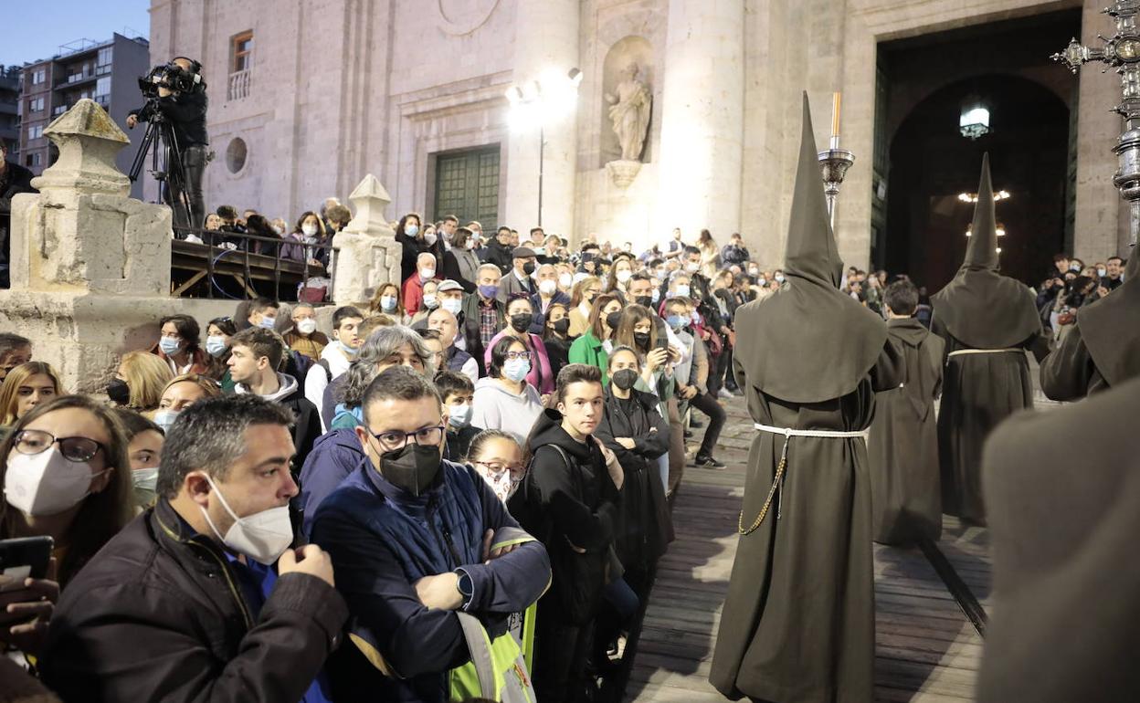 El entorno de la Catedral de Valladolid, abarrotado durante la Procesión de Humildad y Penitencia.