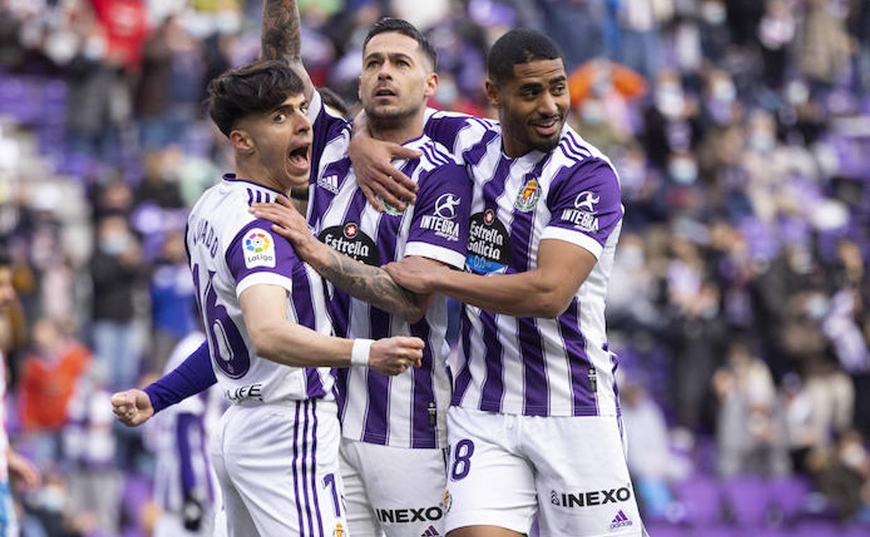 Sergio León, en el centro, tras marcarle un gol al Lugo en Zorrilla. 