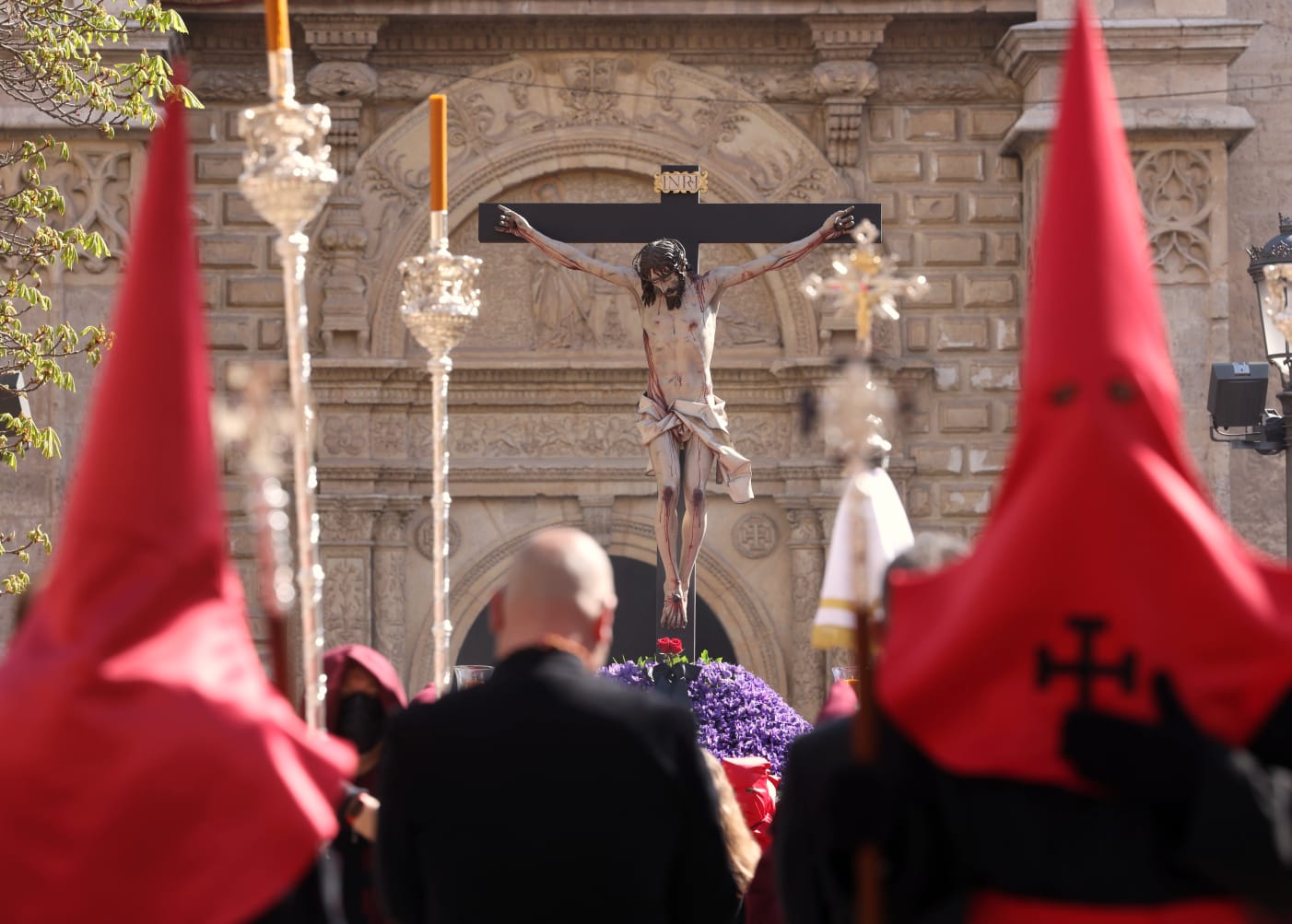 El Cristo de la Luz, del imaginero Gregorio Fernández, sale del Palacio de Santa Cruz. 