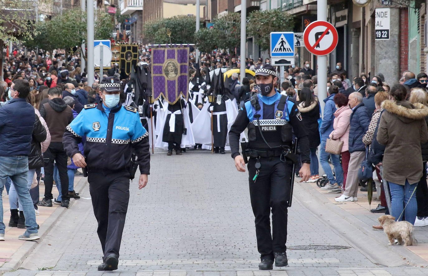Agentes de la Policía Local de Segovia controlan el desarrollo de una procesión en la ciudad.