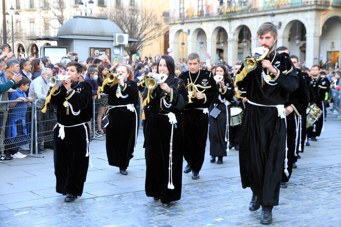 Un momento del desfile de bandas de cornetas y tambores. 