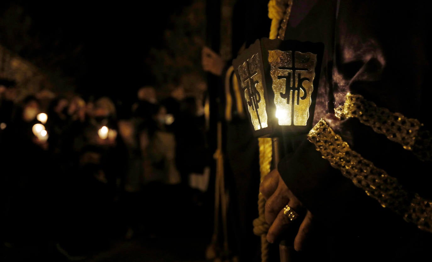 Fotos: Silencio y penitencia en la madrugada de Viernes Santo en Palencia