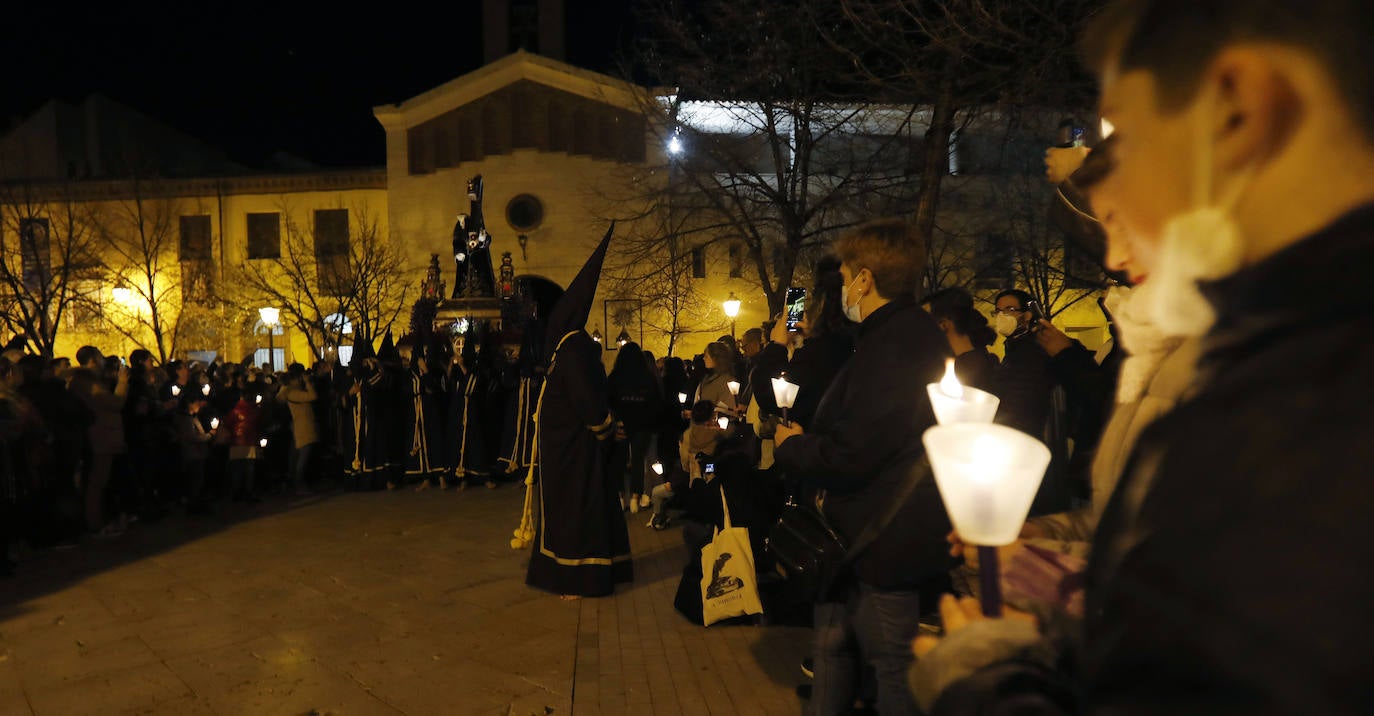 Fotos: Silencio y penitencia en la madrugada de Viernes Santo en Palencia