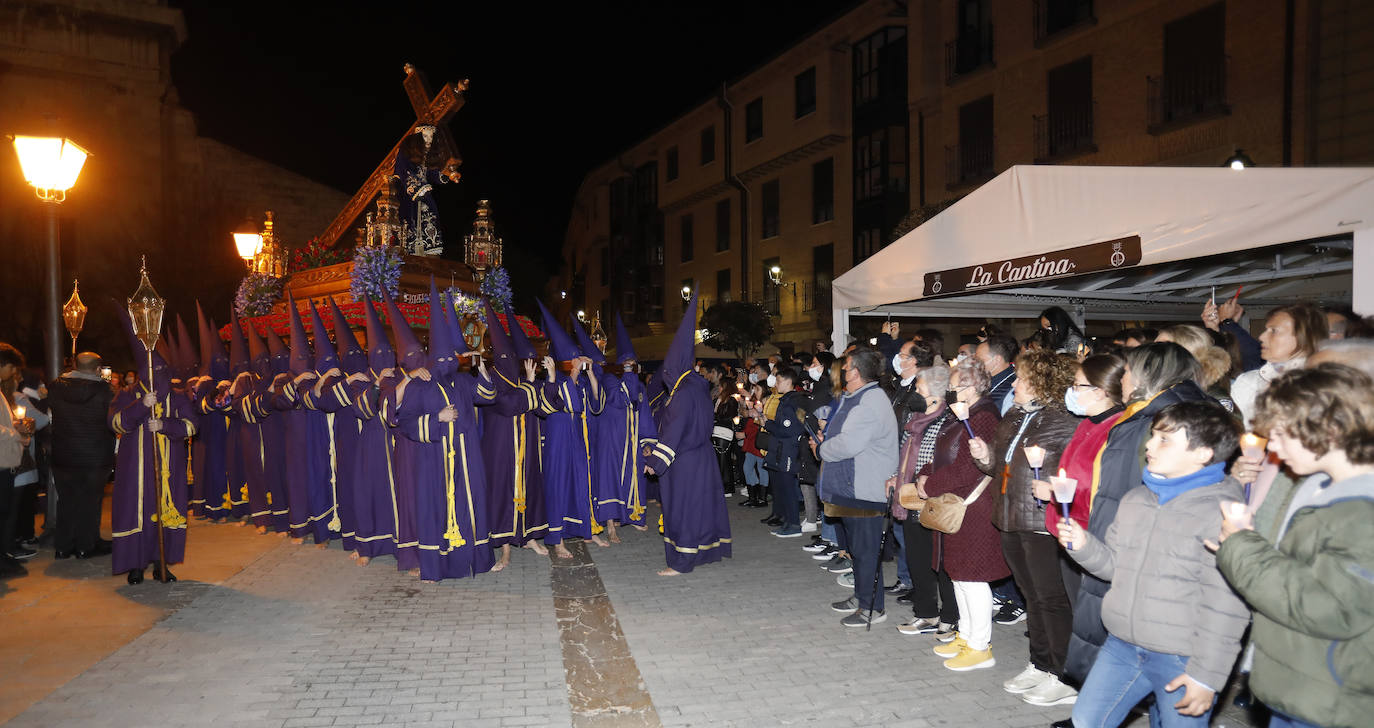 Fotos: Silencio y penitencia en la madrugada de Viernes Santo en Palencia