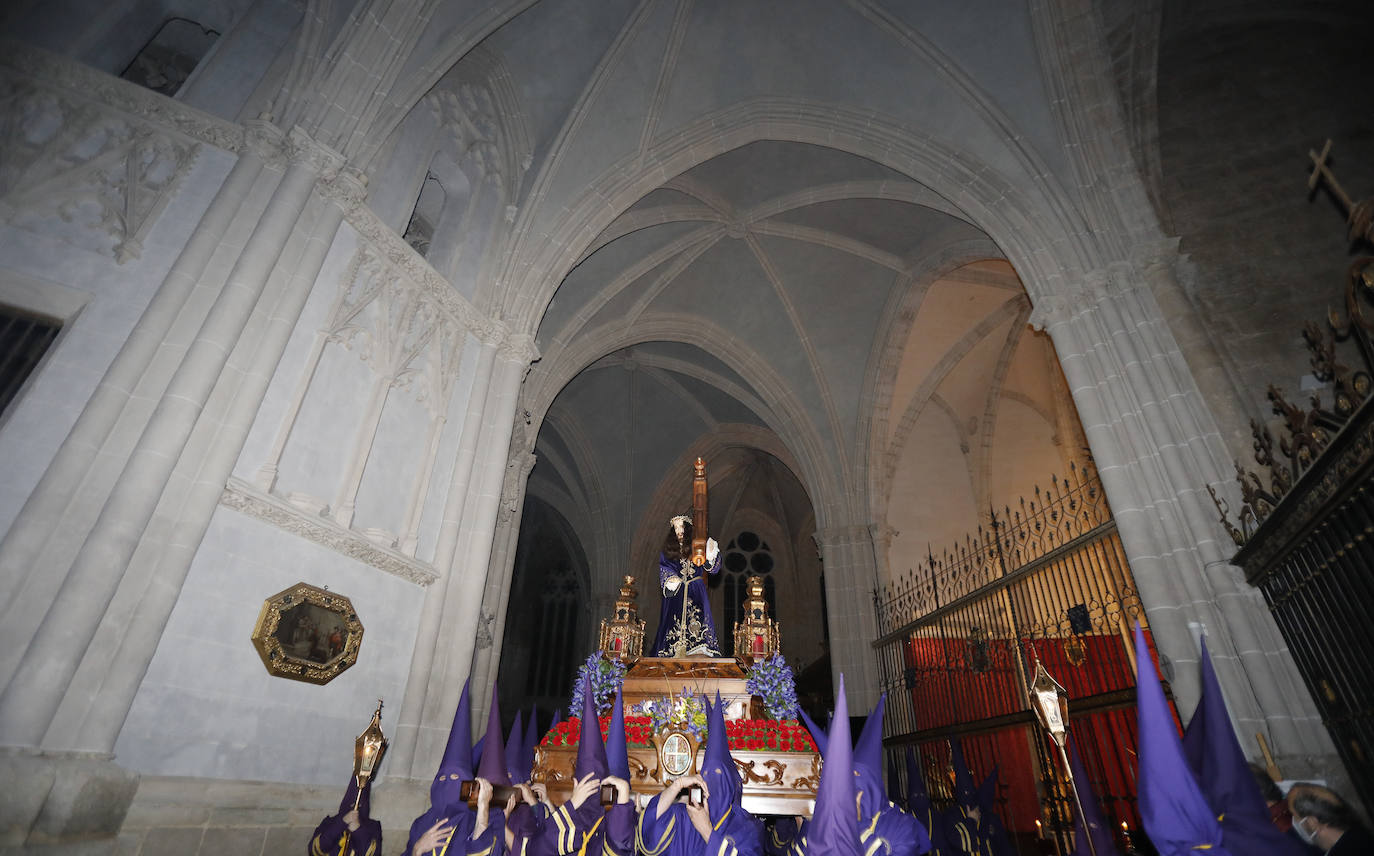 Fotos: Silencio y penitencia en la madrugada de Viernes Santo en Palencia