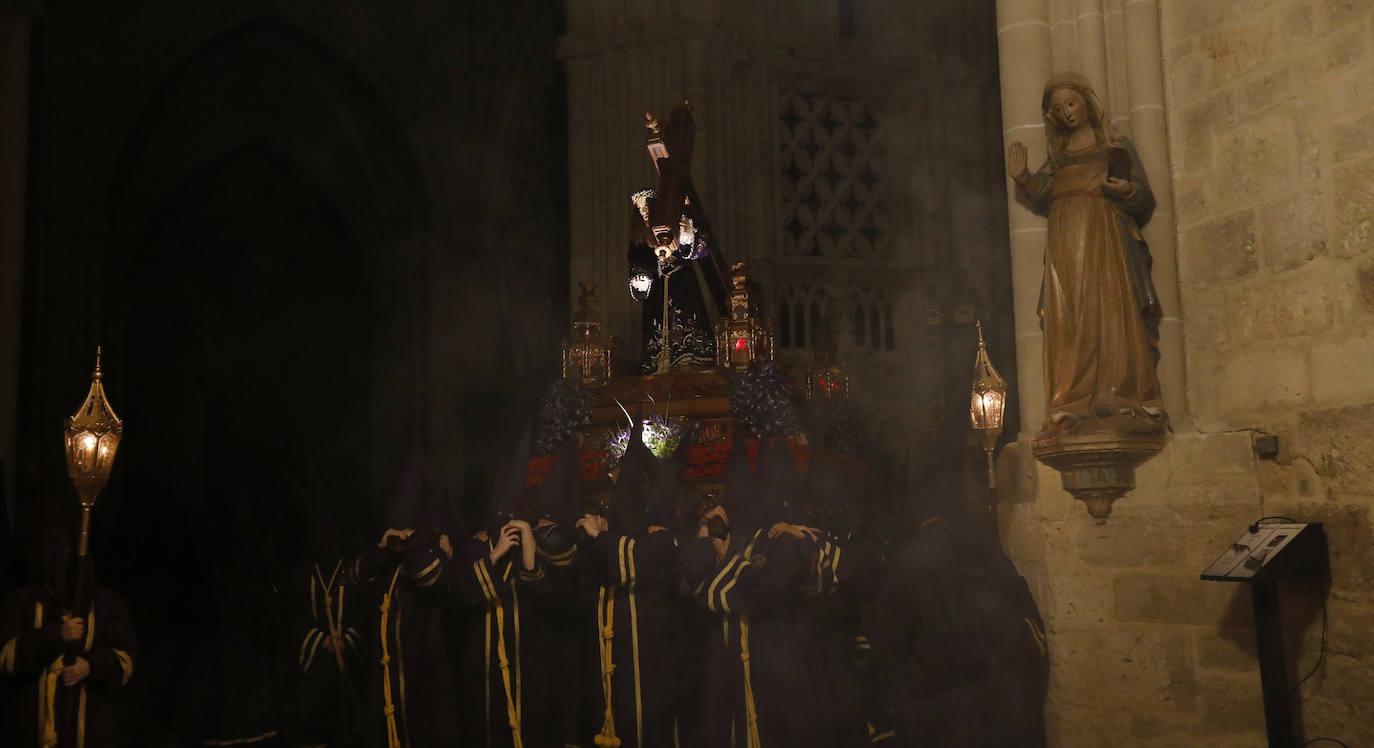 Fotos: Silencio y penitencia en la madrugada de Viernes Santo en Palencia