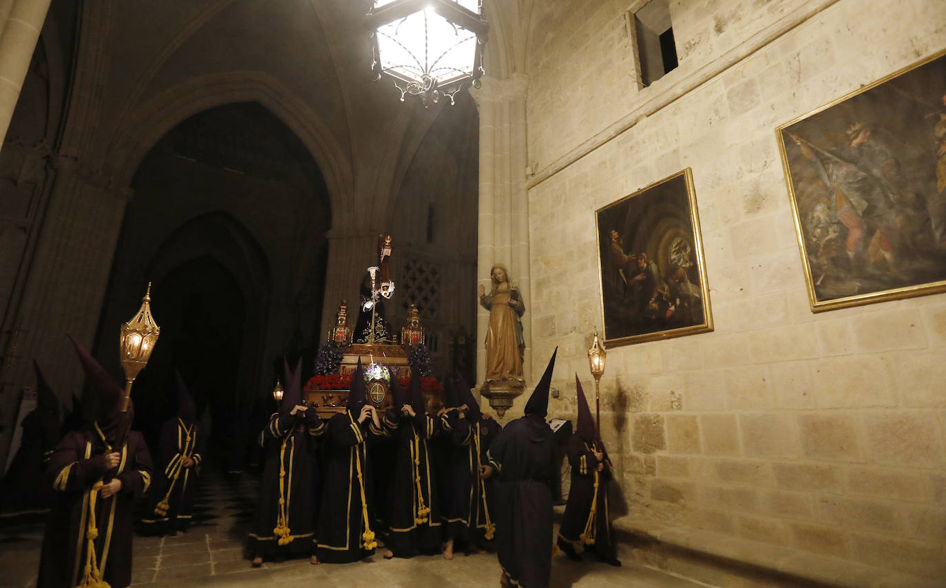 Fotos: Silencio y penitencia en la madrugada de Viernes Santo en Palencia