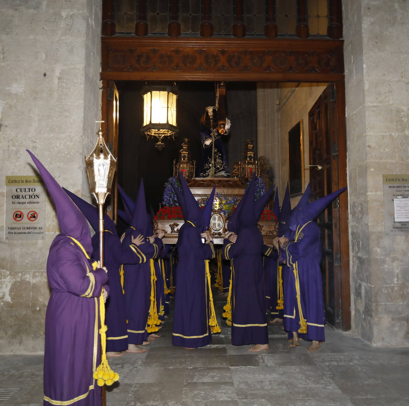 Fotos: Silencio y penitencia en la madrugada de Viernes Santo en Palencia