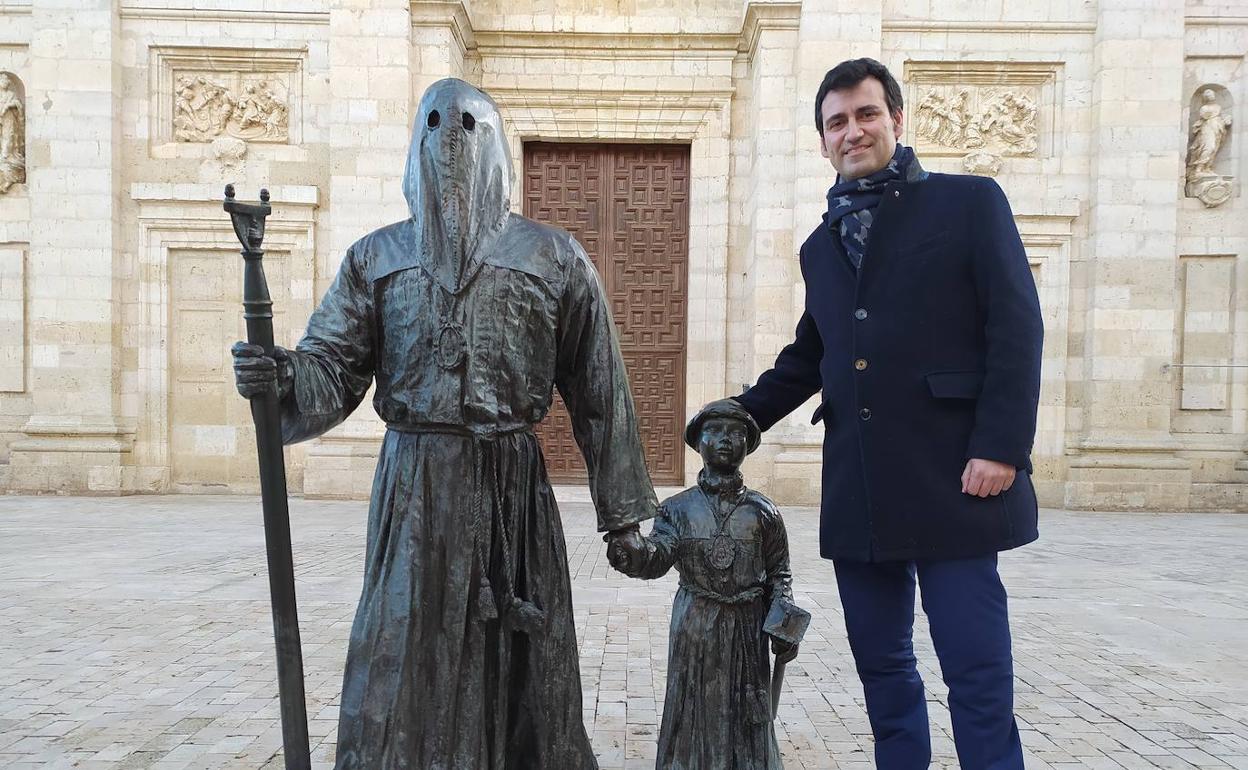 El alcalde posa en el Monumento al Cofrade. 