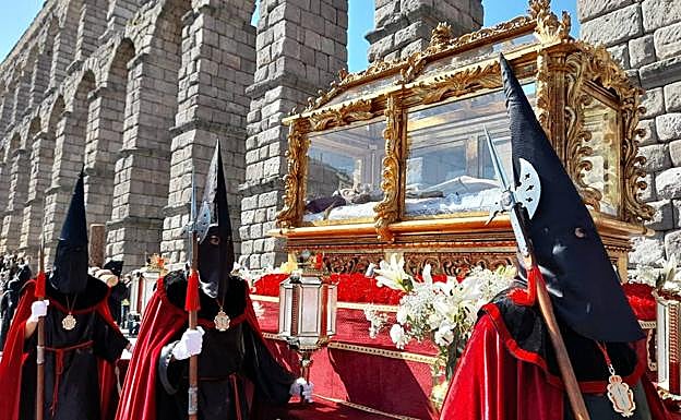 La urna con el Cristo de los Gascones, a su paso por la plaza Oriental. 