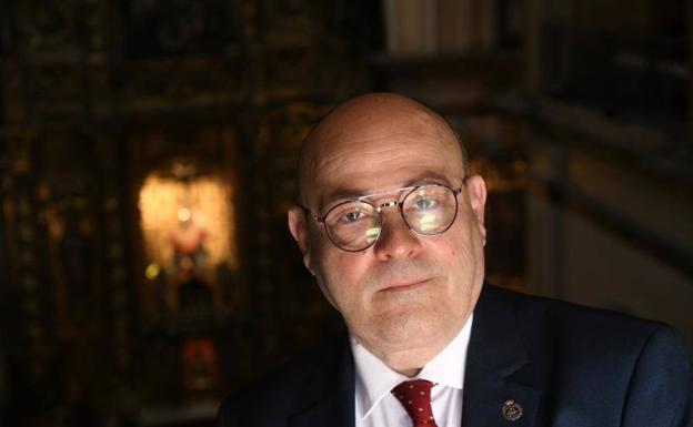 El fotógrafo Pedro J. Muñoz, en el coro de la Iglesia de la Vera Cruz.