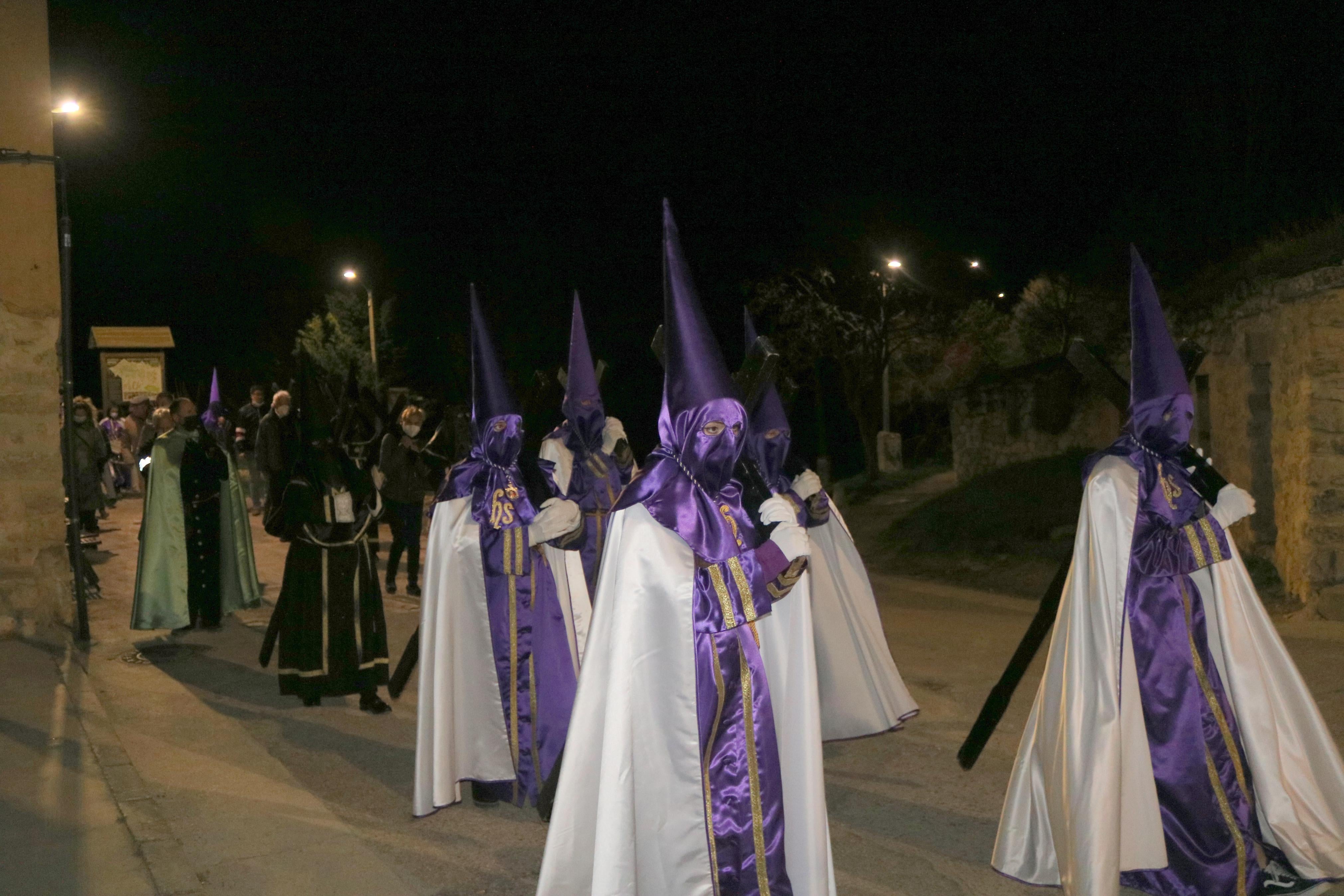 Los Nazarenos de Baltanás organizaron el XXII Vía Crucis del Silencio en el que también participaron los Hermanos de Palencia
