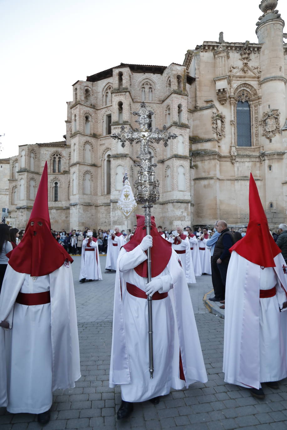 Fotos: Procesión General del Viernes Santo en Peñafiel (2/5)