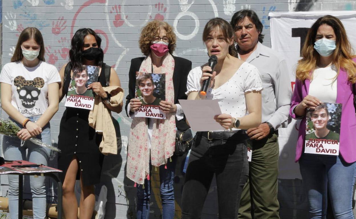 Lorena Sánchez, arropada por sus familiares, se dirige a los vecinos para pedir «justicia para David». 