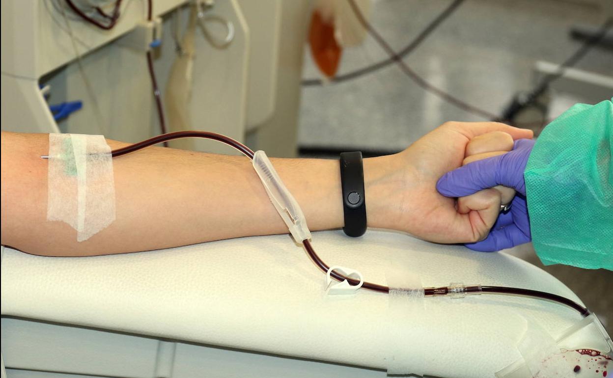 Una mujer, durante una donación de plasma.