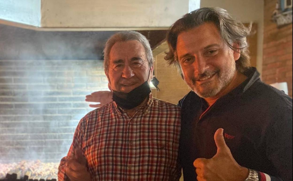 Gustavo Matos acompañado del propietario del Mesón Carlos, en Traspinedo. 
