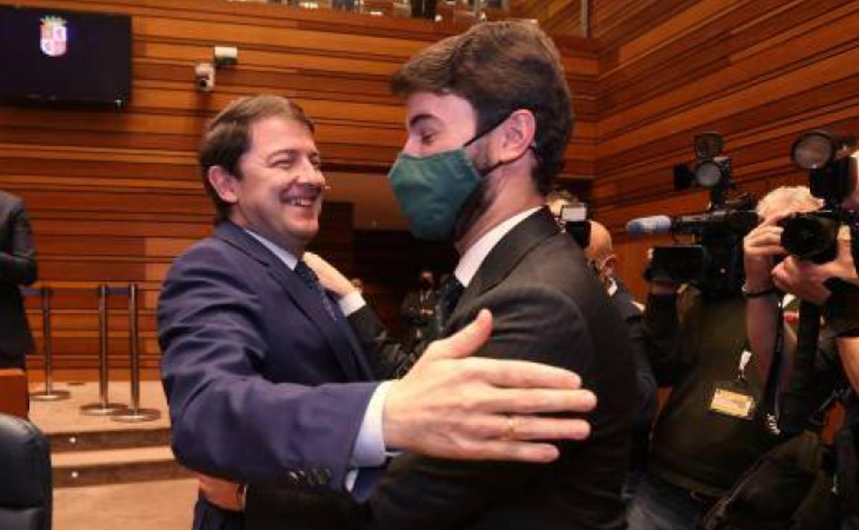 García-Gallardo felicita a Mañueco, tras el debate de investidura del pasado martes.