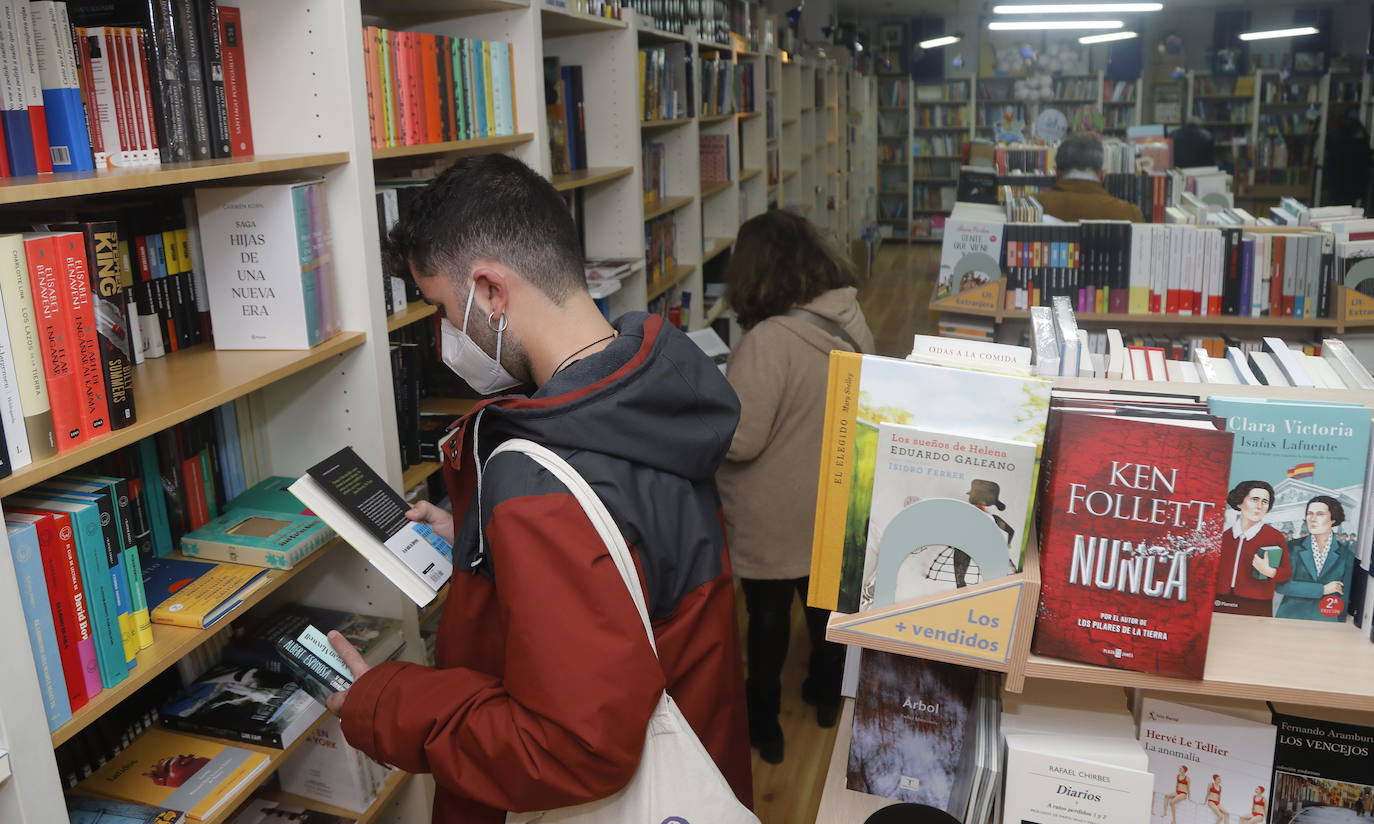 Varios clientes ojean libros en Del Burgo. 