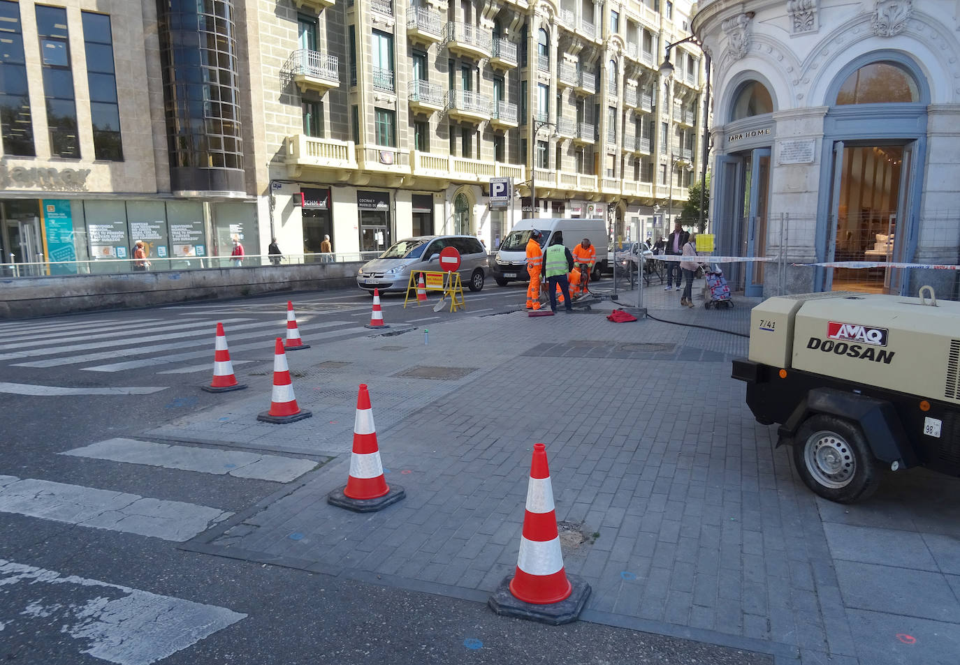 Fotos: Obras en la calle Miguel Íscar de Valladolid