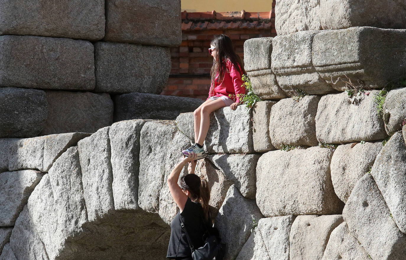 Galería. Falta de respeto de algunos turistas con el Acueducto